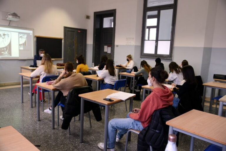 Scuola, accordo sul contratto per 1,2 milioni di dipendenti