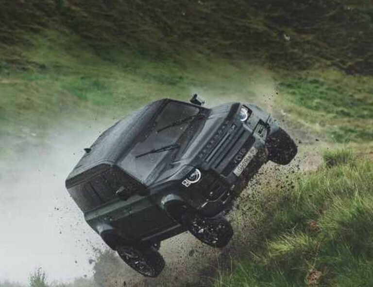 All’asta Defender, Range Rover e Jaguar usate in “No Time To Die”