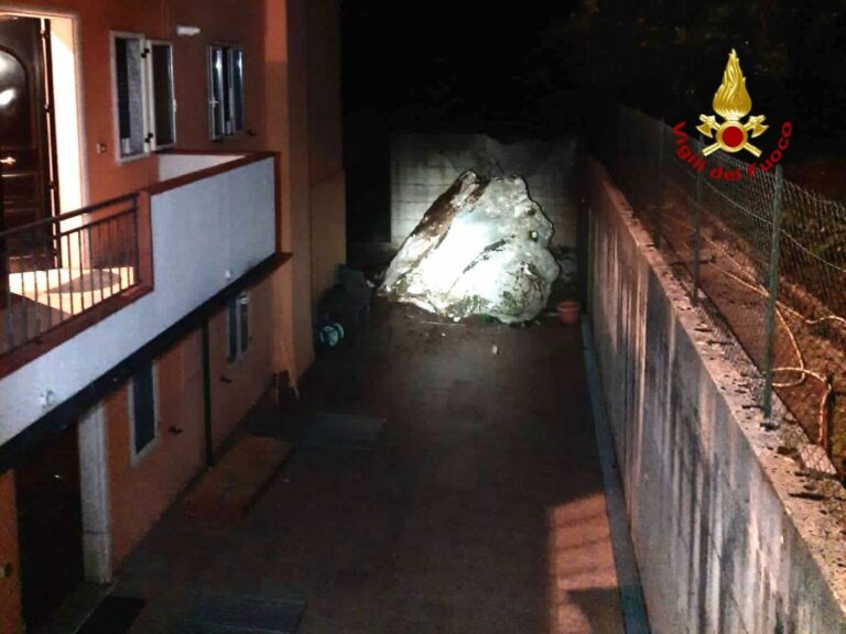 Caduta massi nel potentino, evacuate 16 persone