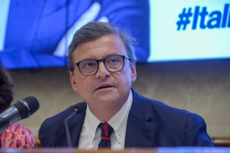 Calenda “Sospendere la campagna elettorale, servono misure per caro-gas”