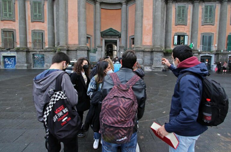 Trasporti, tornano gli abbonamenti gratuiti per gli studenti campani