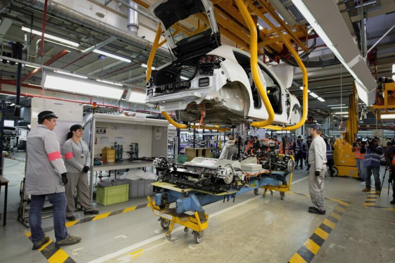 I segreti dell’assemblaggio dei modelli elettrificati Peugeot