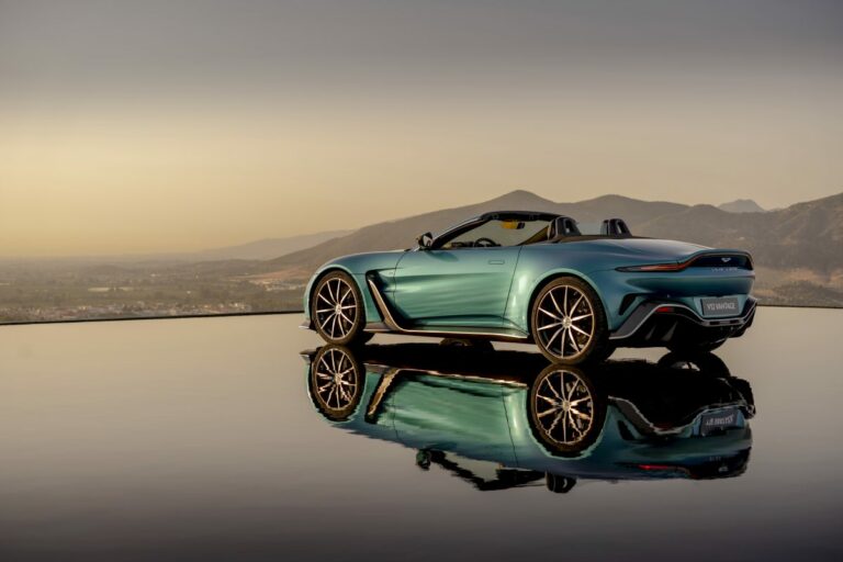 Aston Martin, è arrivata la nuova V12 Vantage Roadster