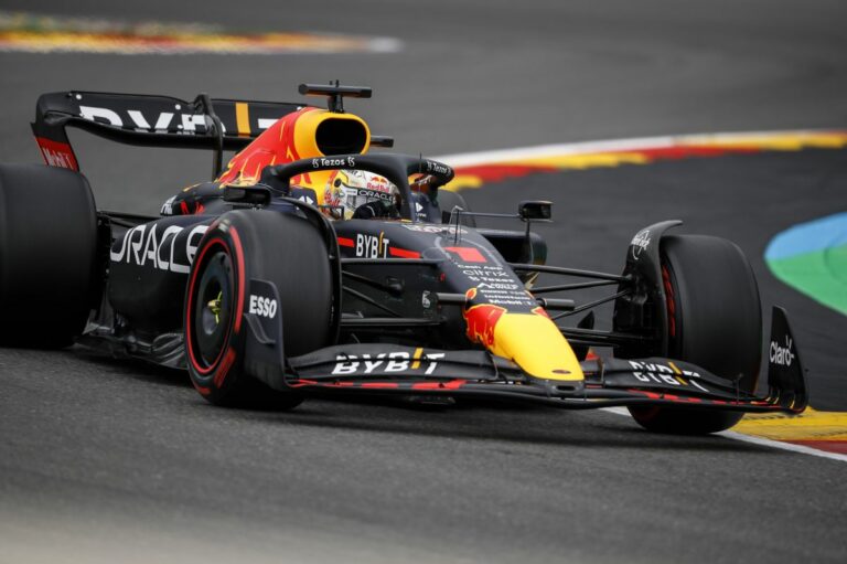 Verstappen vola a Spa ma partirà dalle retrovie con Leclerc