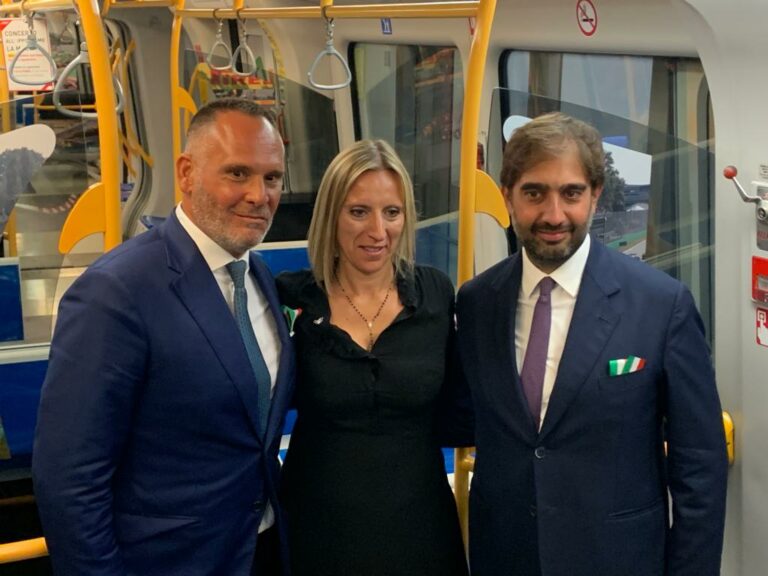 Milano, Un treno della M5 celebra i 100 anni dell’Autodromo di Monza