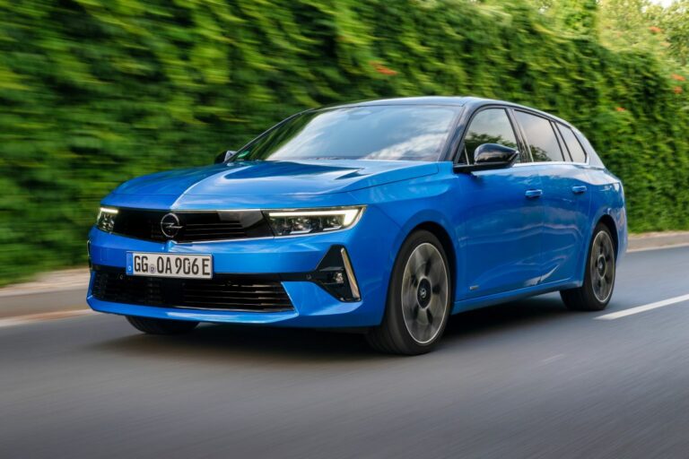 A caccia di squali sulla nuova Opel Astra Sports Tourer