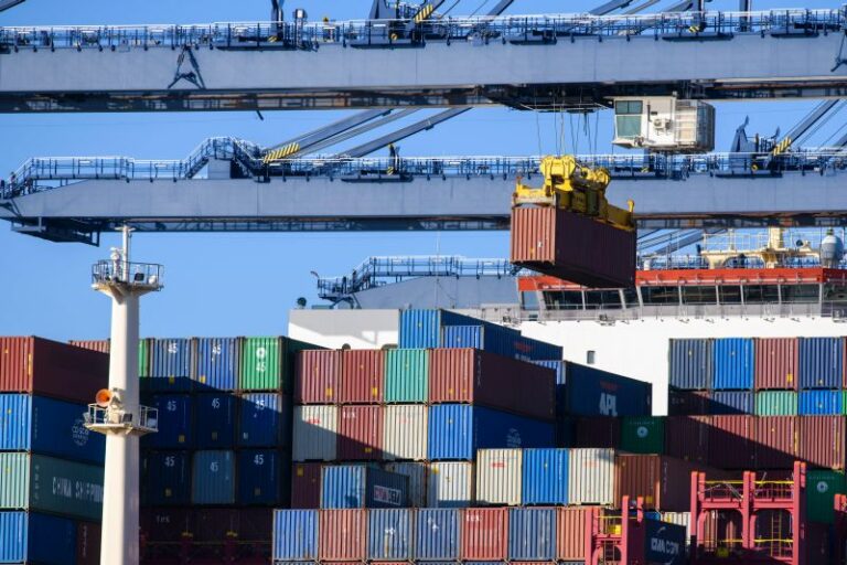 Commercio estero, ad aprile export in calo e import in aumento