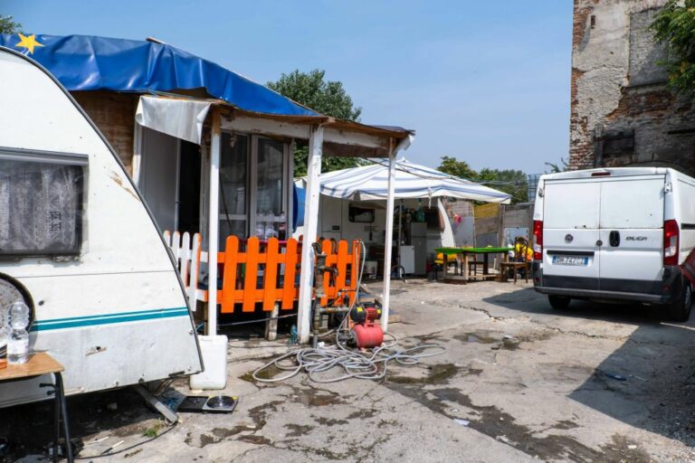 Milano, chiude dopo 25 anni il campo rom di Vaiano Valle