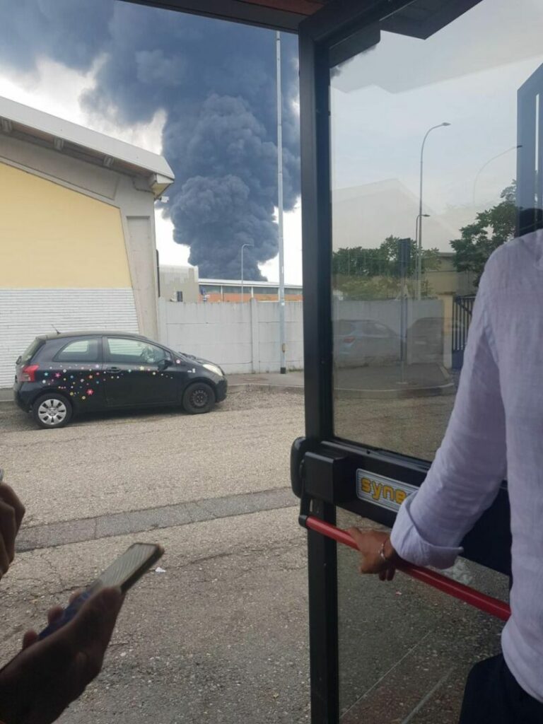 Maxi incendio in azienda chimica nel Milanese. Tre feriti, uno è grave