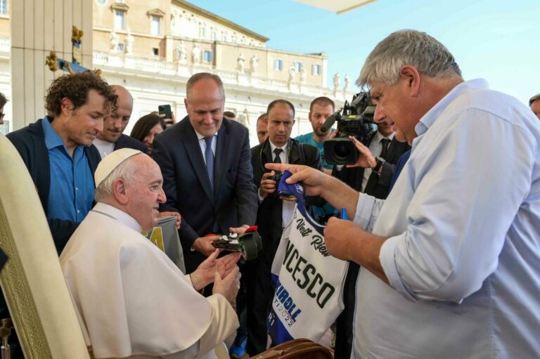 Papa Francesco benedice la Coppa del mondo di Skiroll