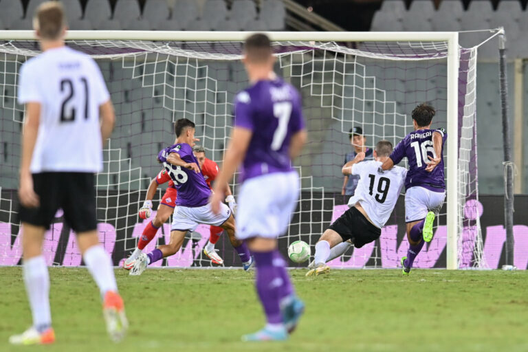 Pari viola al debutto in Conference, Fiorentina-Riga 1-1