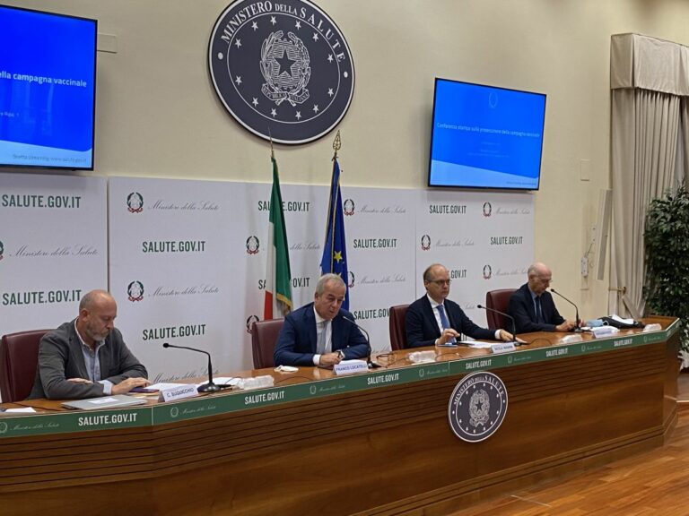 Covid, da lunedì i nuovi vaccini bivalenti