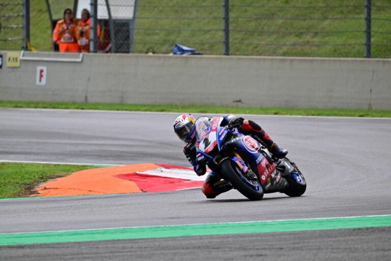 In Francia doppietta Razgatlioglu con nuova soluzione Pirelli