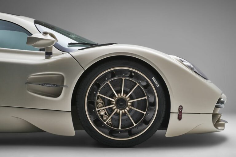 La hypercar Pagani Utopia “corre” sui Pirelli P Zero Corsa