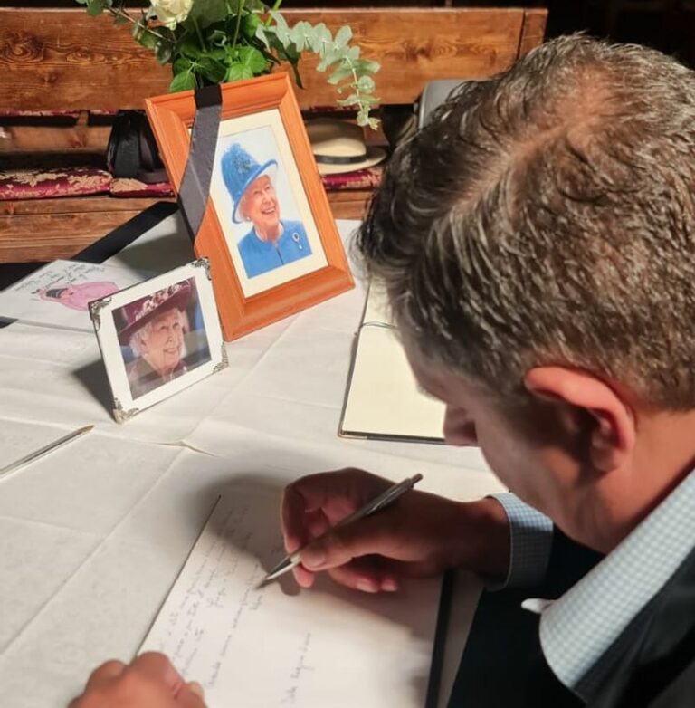 Liguria, Toti rende omaggio a Regina Elisabetta nella Chiesa Anglicana