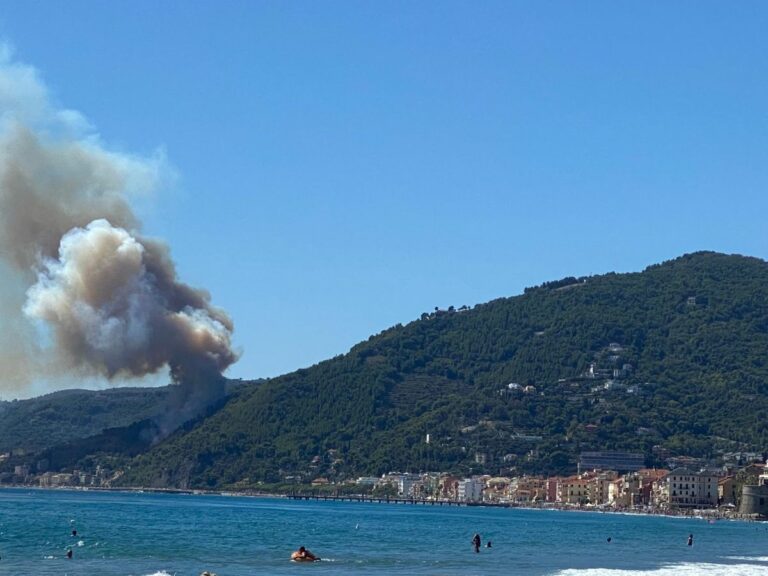 Incendi boschivi, sopralluogo del Presidente Toti a Laigueglia