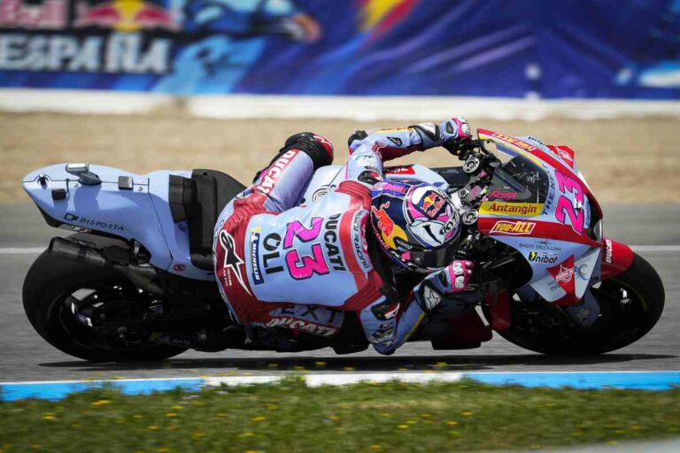 Bastianini batte Bagnaia, doppietta azzurra al Gp d’Aragon