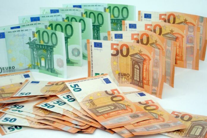 Milano - Soldi euro e aumento del costo della vita a causa della crisi economica