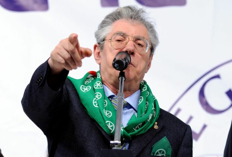 Lega, Salvini “Proporrò Bossi senatore a vita”