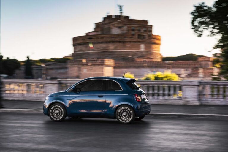 Nuova Fiat 500 protagonista della mobilità urbana sostenibile a Rom-E