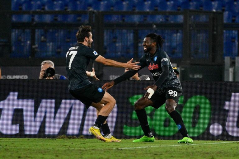 Il Napoli vince in rimonta, Lazio battuta 2-1