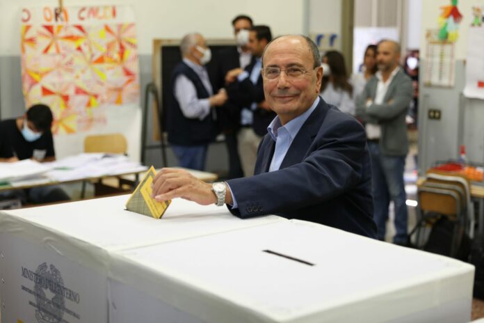 ELEZIONI PER IL RINNOVO DELL'ARS E DEL PRESIDENTE DELLA REGIONE SICILIANA SCHIFANI AL SEGGIO MENTRE VOTA