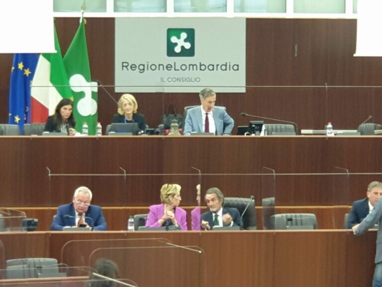 Fontana e Moratti vicini in aula per Consiglio regionale della Lombardia, si parlano a lungo