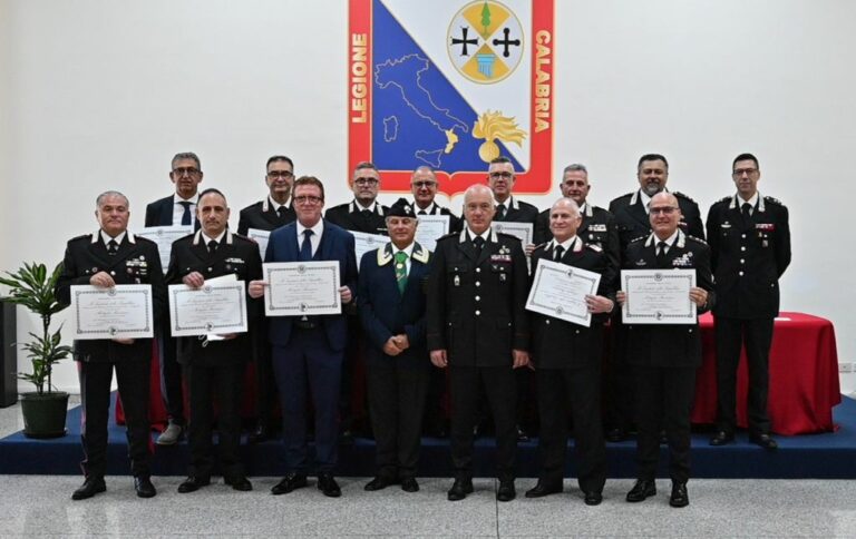 Catanzaro, a 13 carabinieri il diploma di conferimento della Medaglia Mauriziana