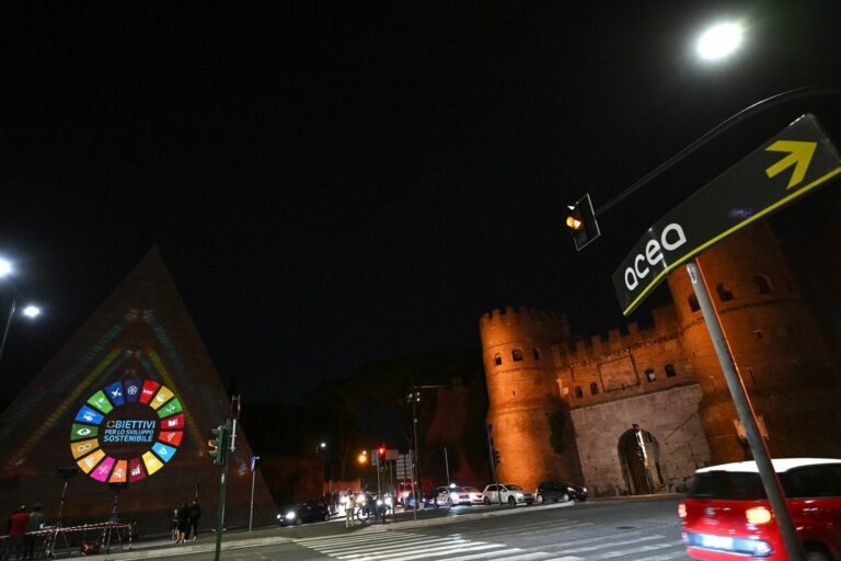 Acea proietta sulla Piramide Cestia a Roma i simboli degli obiettivi Onu dell’Agenda 2030