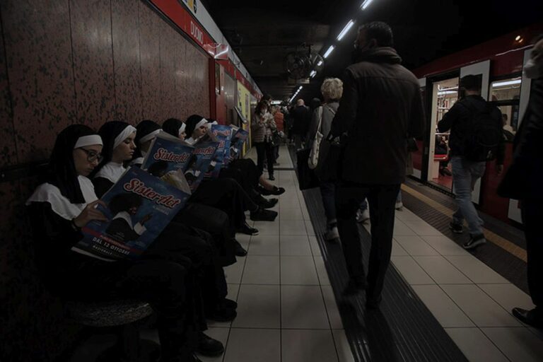 Suore “scatenate” in flash mob per presentazione musical Sister Act