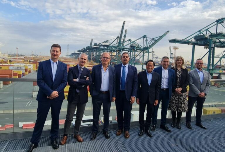 Il presidente della Liguria Toti in visita aL terminal PSA di Anversa