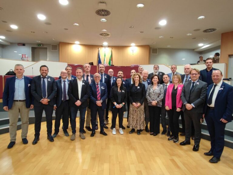 Consiglieri della Liguria con fiocco rosa per prevenzione tumore al seno