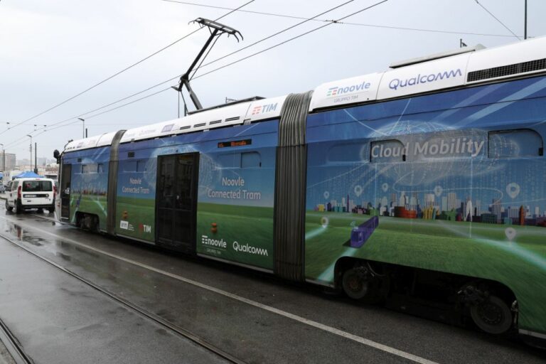 Napoli, Tim e Anm lanciano il primo tram “connesso”