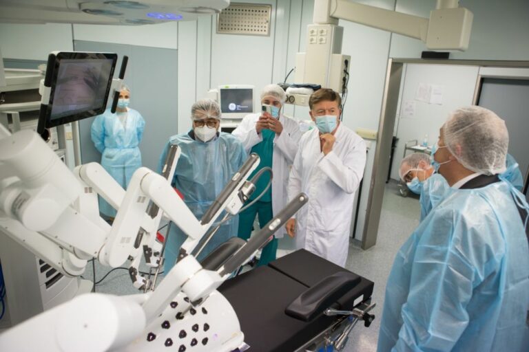 All’ospedale Sant’Eugenio di Roma debutta il nuovo Robot da Vinci XI