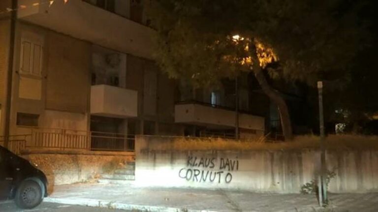 ‘Ndrangheta, Insulti contro Klaus Davi sui muri di Reggio Calabria