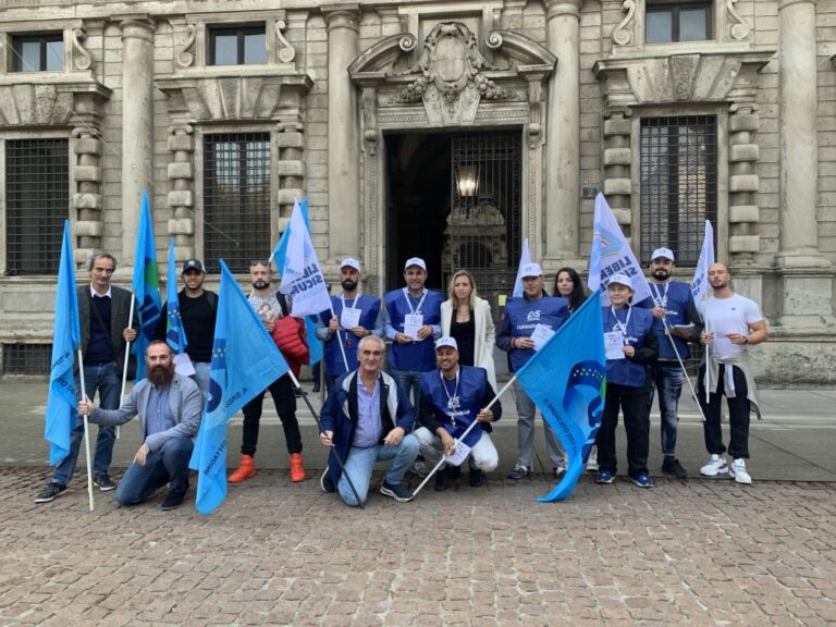 Area B, Presidio sindacati Polizia davanti a Palazzo Marino