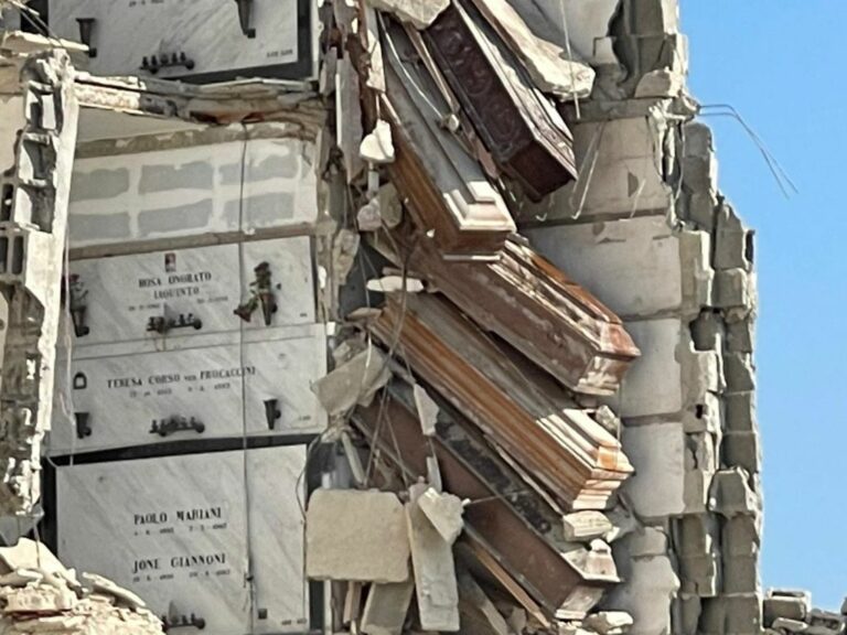Nuovo crollo al cimitero di Poggioreale a Napoli, bare sospese nel vuoto