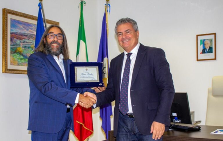 Mancuso premia l’attore catanzarese Rino Rodio