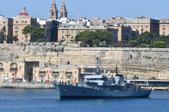 La Valletta, L'AFM ha salvato un gruppo di 112 migranti che erano in difficoltà quando il loro gommone ha iniziato a prendere l'acqua