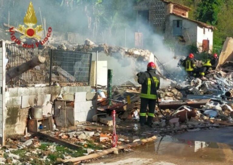 Esplosione in una palazzina a Lucca, due vittime