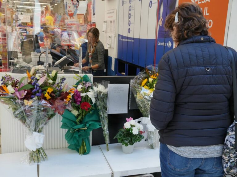 Assago, Riapre supermercato dopo tragedia. Fiori per la vittima
