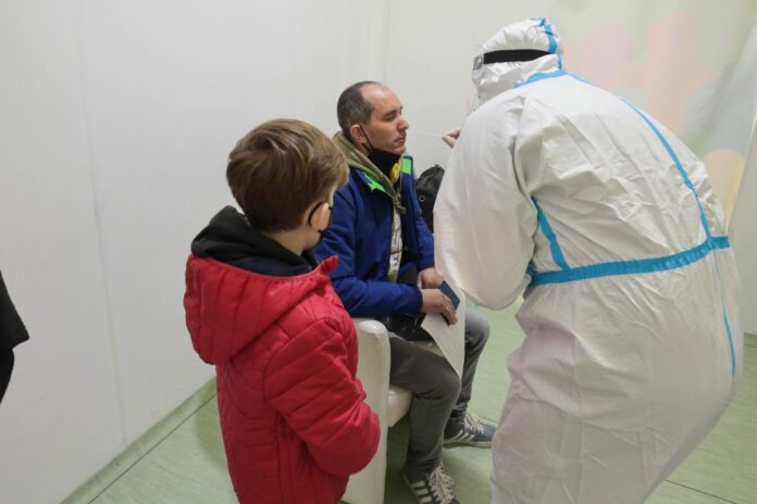 Napoli - i profughi ucraini al centro vaccinale della mostra d'oltremare