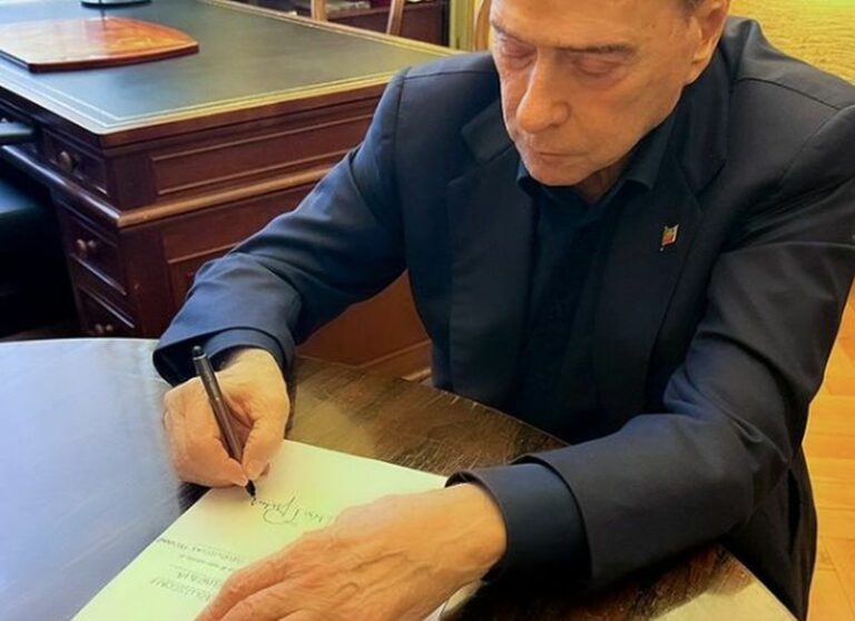 Berlusconi torna al Senato “Eccomi di nuovo”