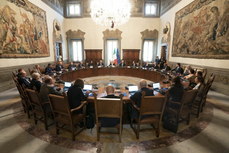 Dal Governo via libera a Dl Aiuti quater. Misure su energia, gas e carburanti