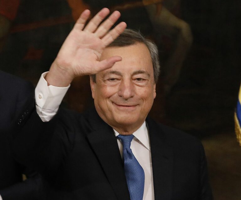 Mario Draghi lascia Palazzo Chigi fra gli applausi