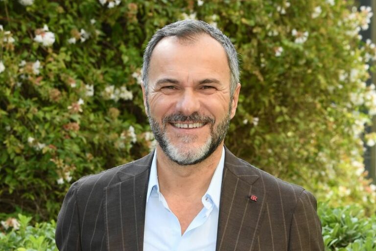 Su Rai1 arriva “Vincenzo Malinconico”, antieroe creato da De Silva