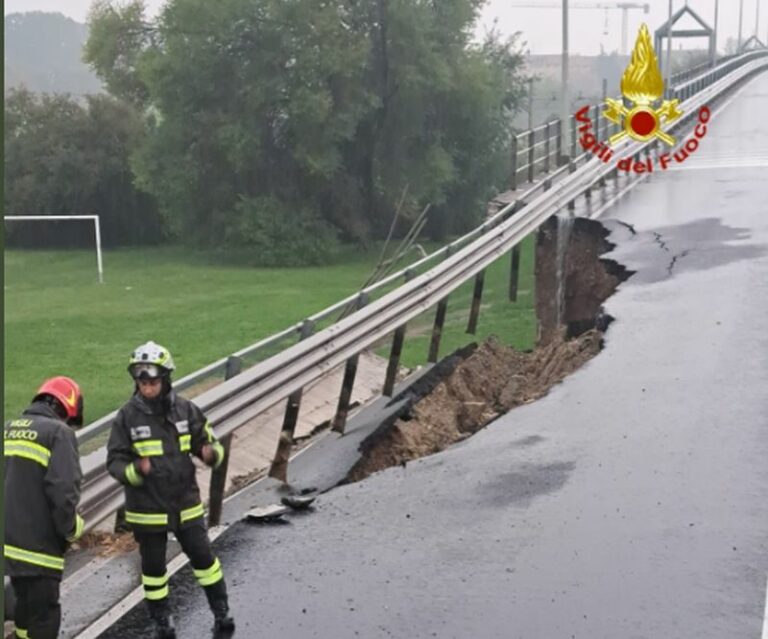 Novara, crolla una parte del cavalcavia e si apre una voragine