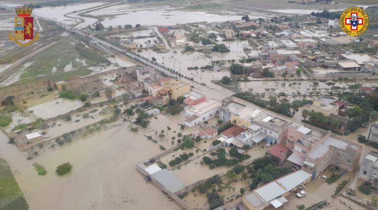 La Sicilia sferzata dal maltempo, torrenti esondati e famiglie isolate