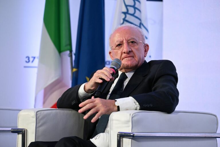 De Luca “La Campania sosterrà l’Aerospazio, settore strategico”
