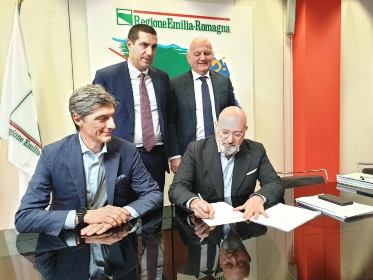 Presidente Bonaccini firma autorizzazione per rigassificatore di Ravenna